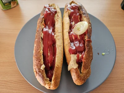 staryhuop0 - #przegryw #hotdog #jedzzwykopem
Huopdogi z keczupem i musztardą i scybul...