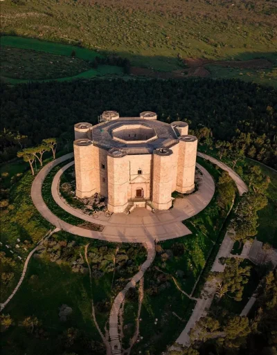 Loskamilos1 - Castel del Monte, zamek wybudowany już w XIII wieku, znajdujący się na ...