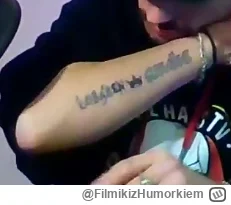 FilmikizHumorkiem - Nie znam się wizowie, ale ten tatuaż teraz wygląda niemiło ( ͡° ͜...