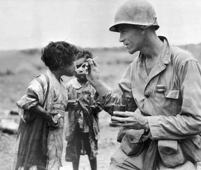 Bobito - #fotografia #iiwojnaswiatowa #wojna

Amerykański żołnierz dzieli się racjami...