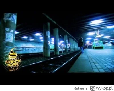 Katiee - Nikt o tym nie słyszał, 
Nikt o tym nie mówił, 
To ta cisza, która krąży wśr...