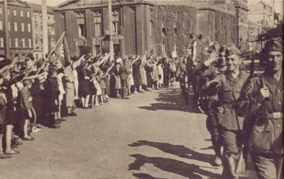 ruda_stuleja - Trafiłem dzisiaj na tę fotografię ludzi witających niemieckich żołnier...