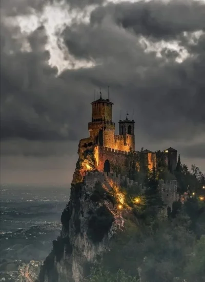 Loskamilos1 - Guaita Tower, jedna z trzech wież istniejących na terytorium San Marino...