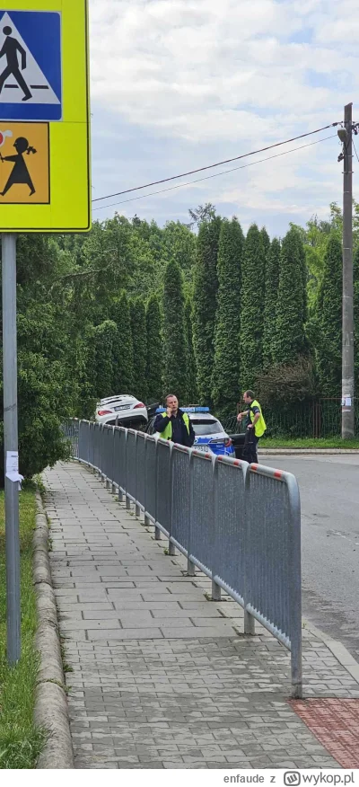 enfaude - @Lardor: Koło 7:50 mieli już jakiegoś petenta w radiowozie i dyskutowali o ...