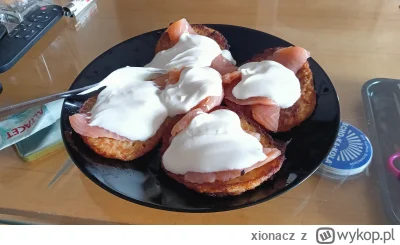 xionacz - Placki ziemniaczane z wędzonym łososiem i śmietaną. (｡◕‿‿◕｡)

#gotujzwykope...