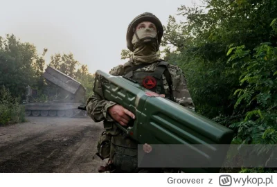 Grooveer - Rosyjski żołnierz w obronie wyrzutni TOS-1 w ręku trzyma sprzęt do zwalcza...