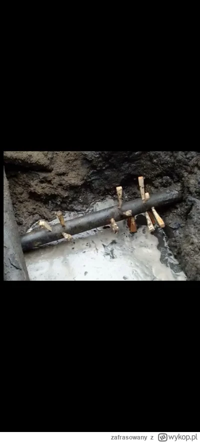 zafrasowany - Rosjanie naprawiają cieknące rury wodociągowe...  drewnianymi klinami x...