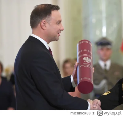 michnick88 - #mecz Andrzej Duda wręcza Rubenowi Vinagre polskie obywatelstwo za zakoń...