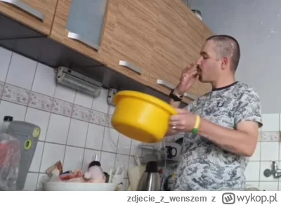 zdjeciezwenszem - akat tajger oblizuje paluchy po surowym kurczaku łobaben ten to jes...