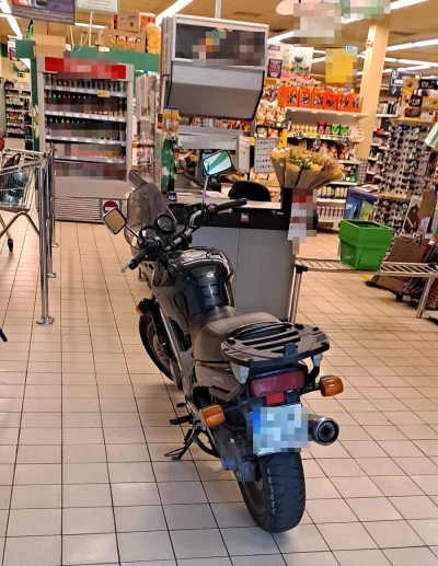 WarszawskiRozpylacz - Wjechał motocyklem do supermarketu
#motocyklisci #chelm