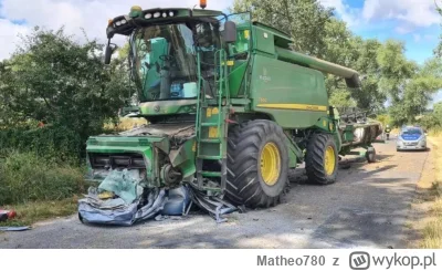 Matheo780 - Auto pędzące 150km/h władowało się pod kombajn. Całe szczęście heder znaj...