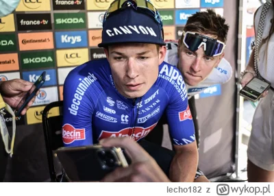 lecho182 - Młody pasjonat kolarstwa szosowego, obseruje za plecami starszego kolegi, ...