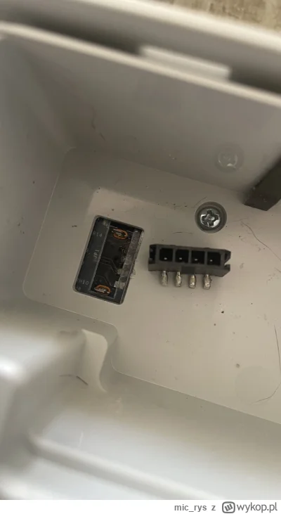 mic_rys - Wyrwałem w robocie odkurzającym Xiaomi gniazdo z wtyczką do podłączenia bat...