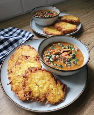 Alzena - A tymczasem u mnie gulasz wołowy w towarzystwie placków ziemniaczanych. Test...