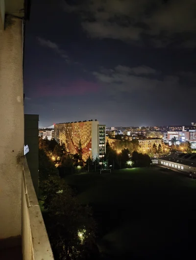 44Bw4jKocK - Widać normalnie z miasta lekka poświatę 
#zorza #rzeszow