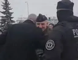 Grzesiok - BRAUN KOGO TY PRZYTULASZ? WY JUŻ NAWET NIE UDAJECIE?
Jaszczur: "Wdzięcznoś...