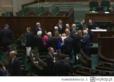 suwalskimroz - Jakieś walne zgromadzenie przy wodzu, może mu tłumaczą że nie powinien...