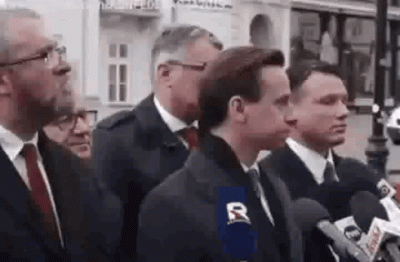 latarnikpolityczny - #heheszki

Kiedy sobie stoicie legancko z kumplami i nagle jakas...