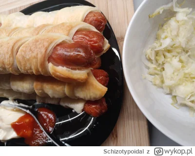 Schizotypoidal - Parówecki w cieście francuskim. Do tego kapusta kiszona młoda. Sosit...
