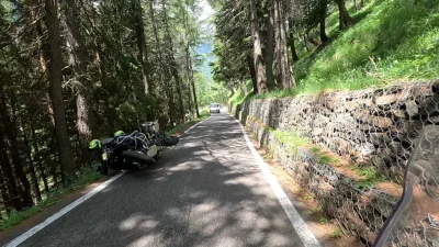 AdamES - #motocykle #podroze #podrozujzwykopem #wlochy #dolomity 
Zjeżdżałem na połud...