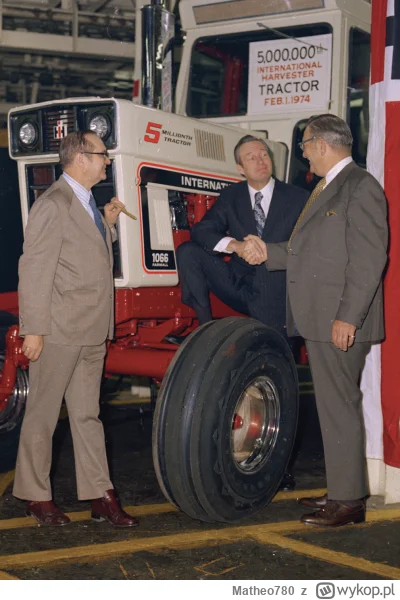 Matheo780 - Dyrektor marketingu IH Stan Lancaster odbiera gratulacje za wyprodukowani...