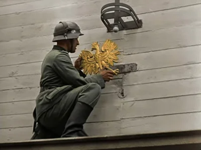 jan-fifalski - NIEPRAWDA
tu żołnierz NIEMIECKI montuje godło POLSKI na budynku rządow...