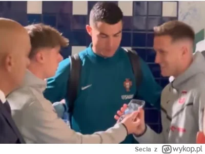 Secla - Dwóch fanów robi sobie zdjęcie z idolem!
A nie sorry, to nowy kapitan repreze...