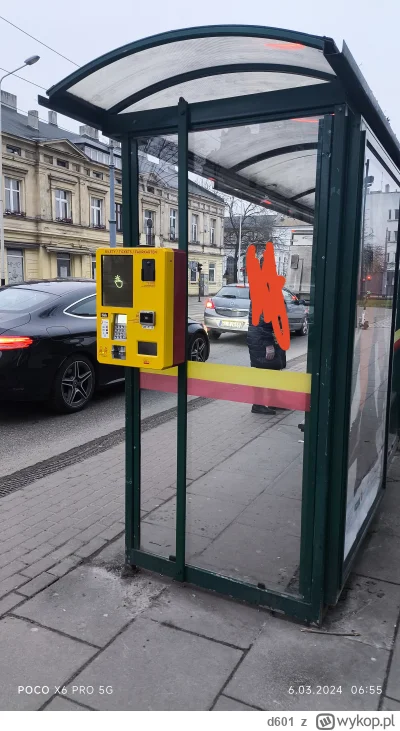 d601 - W Łodzi biletomat autobusowy ktoś przyczepił do przystanku. Pewnie zutylizowal...
