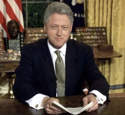 cheeseandonion - Prezydent Bill Clinton i Monica Lewinsky razem przy biurku w Gabinec...