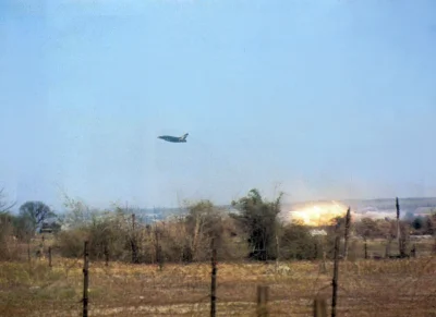 wfyokyga - F-100 Super Szabla zrzuca bombu z napalmem