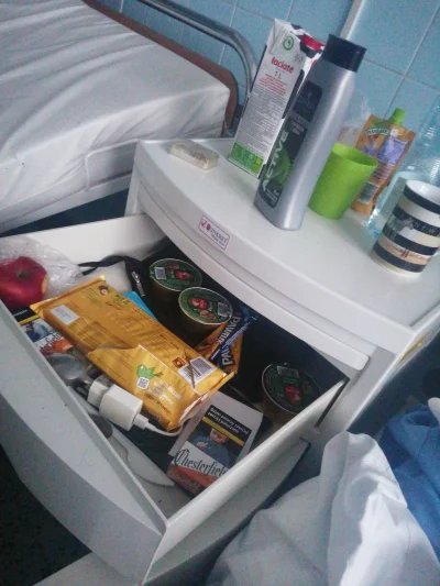 spierdotripownik - A taką mam szafkę przy łóżku, jest szafka z półką, szuflada i taki...