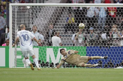 CalibraTeam - Pamiętacie jak Zinedine Zidane w stylu Panenki strzelał karnego w final...