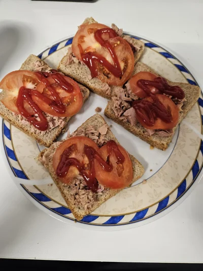 Handstander12 - Chleb tostowy pełnorazowy, tuńczyk w sosie własnym(hehe), pimidor, ke...