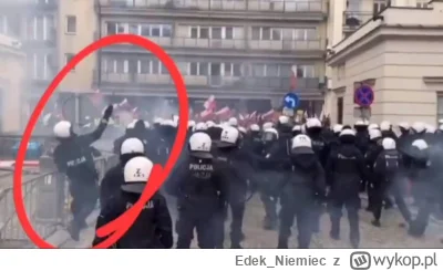 EdekNiemiec - @BeLpHeR: Policjant rzuca kostką w protestujących 
Pierwsze kamienie po...