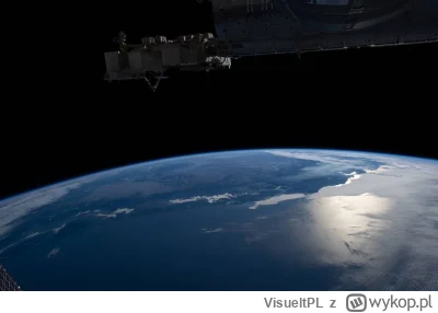 VisueltPL - @lavinka: to jest zdjęcie z ISS. Łacznię z fragmentem stacji który uwidac...