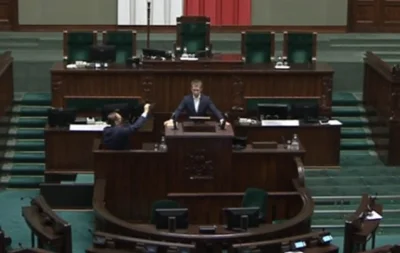 LukaszN - Dobry statyw sobie Kasprzak znalazł xD

#sejm #polityka