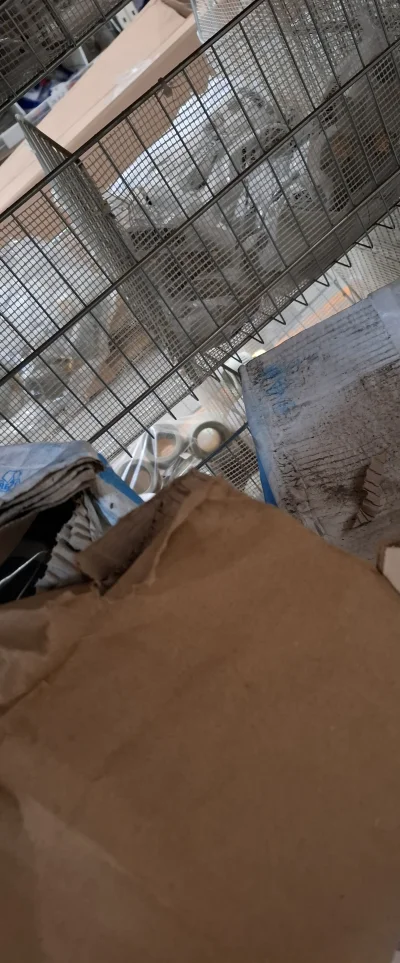 depresyjny_pieselek - Chowam się za regałem .... przed kierownikiem przynajmniej sobi...