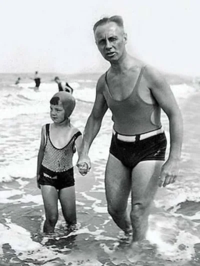 brusilow12 - Erwin Rommel z synem Manfredem, gdzieś na plaży 1933 rok. Manfred urodzi...