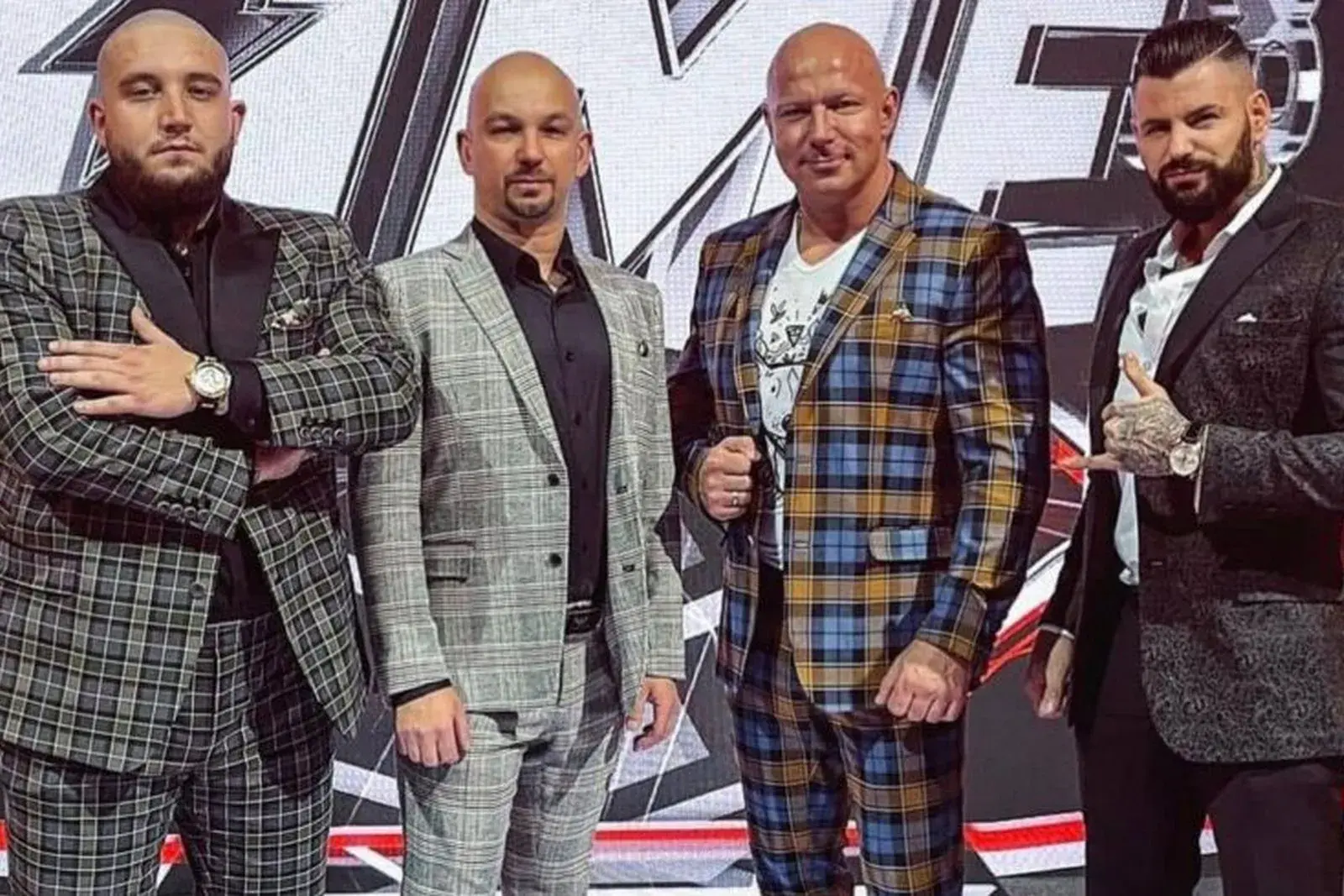 dzisaskrajst - #famemma Cykl życia freakfightera:

1. Zalewa cię menel za nalewkę 
2....