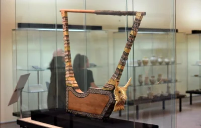 Loskamilos1 - Złota lira z Ur, instrument używany w dawnej Mezopotamii, czasy jego św...