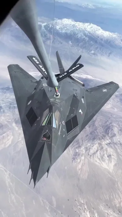 grzesiecki - Lockheed F-117 Nighthawk tankowanie w powietrzu

#lotnictwo  #samoloty #...