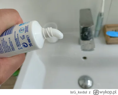 lxG_kedul - Pasta do zębów kupiona w niemcowni. Aż się zdziwiłem, że tak ciężko się j...