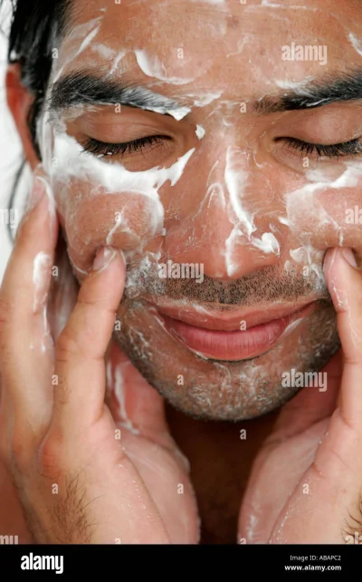 renegade_vatican - anonmitomanowy321 w wannie przed sluzba exposed 

#przegryw