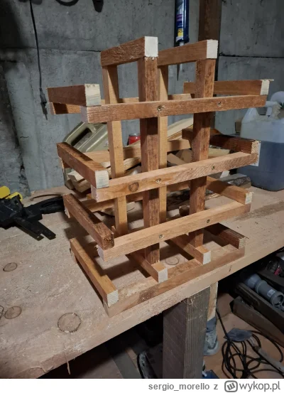 sergio_morello - Popełniłem stojak na wino 👀

#stolarstwo #diy #majsterkowanie