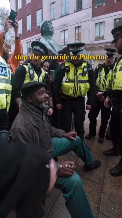 Wloczypsuj - Ilu policjantów potrzeba do zatrzymania starszego mężczyzny, który śpiew...