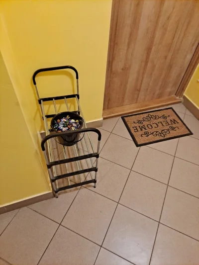 galonim - Sąsiad debil od rana cukierki zostawił na klatce. Miałem iść kupić trochę i...