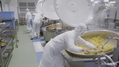 cheeseandonion - Japońska mega-kuchnia codziennie przygotowuje tysiące szkolnych obia...