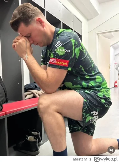 Mastah1 - #famemma Gosc modlil sie przed walka jakby byl jakims krzyzowcem ktory idzi...
