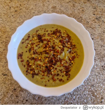 Dequstator - Dzisiaj chuop na pierwsze danie serwuje krem z brokuła z płatkami chilli...