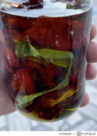 asdfghjkl - Słoiczek suszonych pomidorów w oliwie. Do środka dałem ząbek czosnku i 4 ...